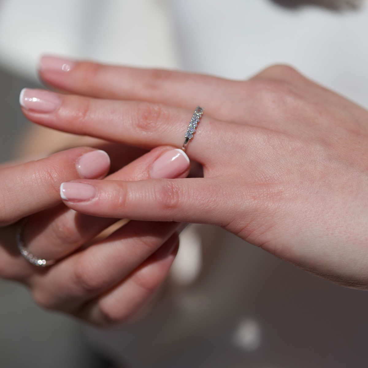 sormuksen suurentaminen toteutetaan joko venyttämällä tai lisäämällä metallia runkoon