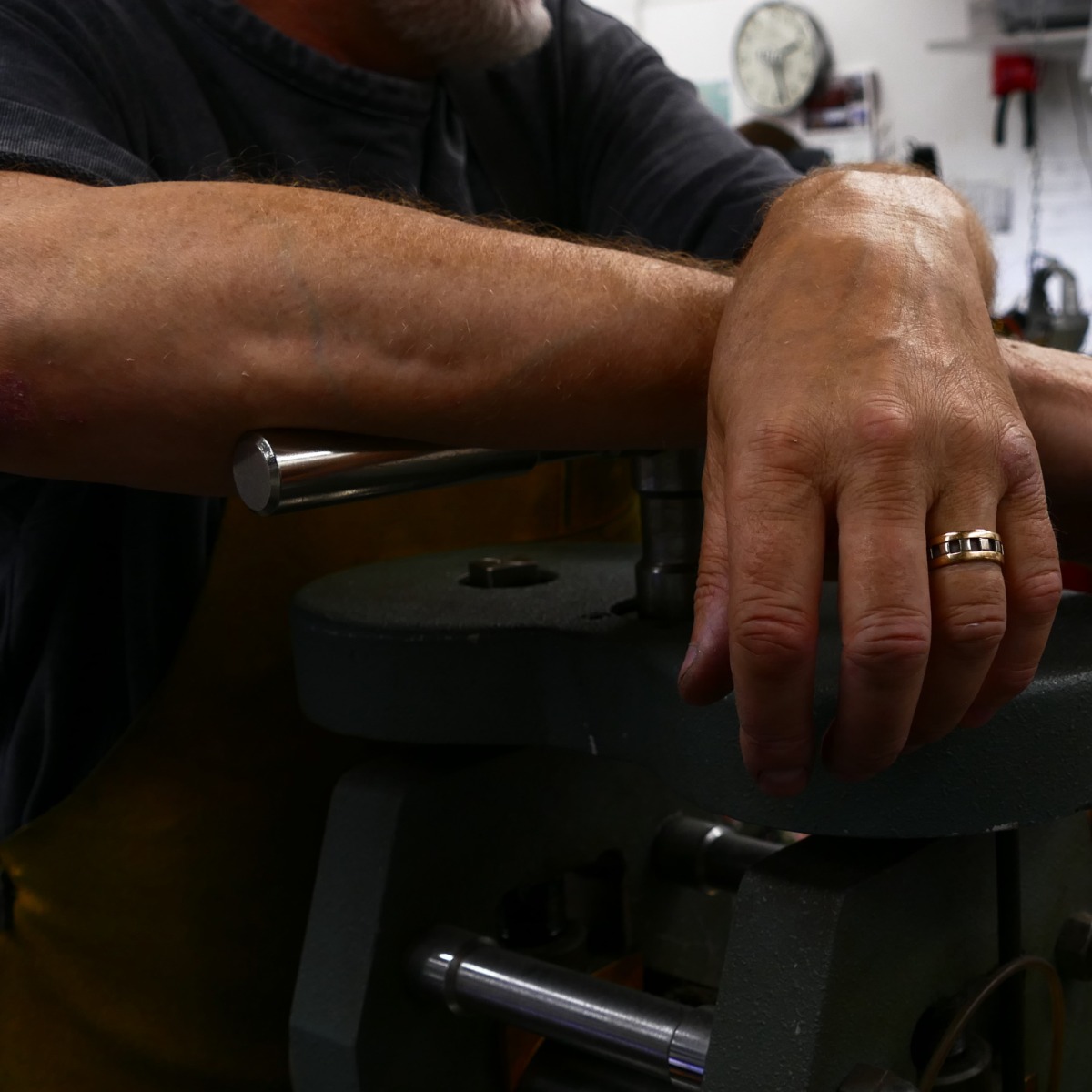 sormuksen pienennys ja sen hintaan vaikuttaa mm. materiaali